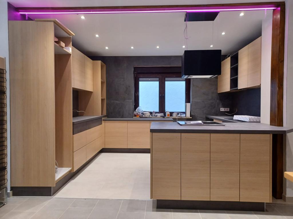 Anschluss Küche mit Beleuchtung